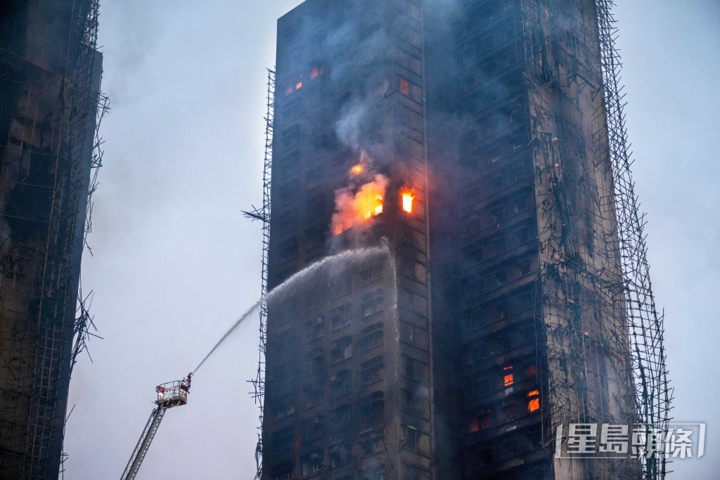 大埔宏福苑五級火焚燒超過一日。蘇正謙攝 大埔宏福苑五級火焚燒超過一日。蘇正謙攝