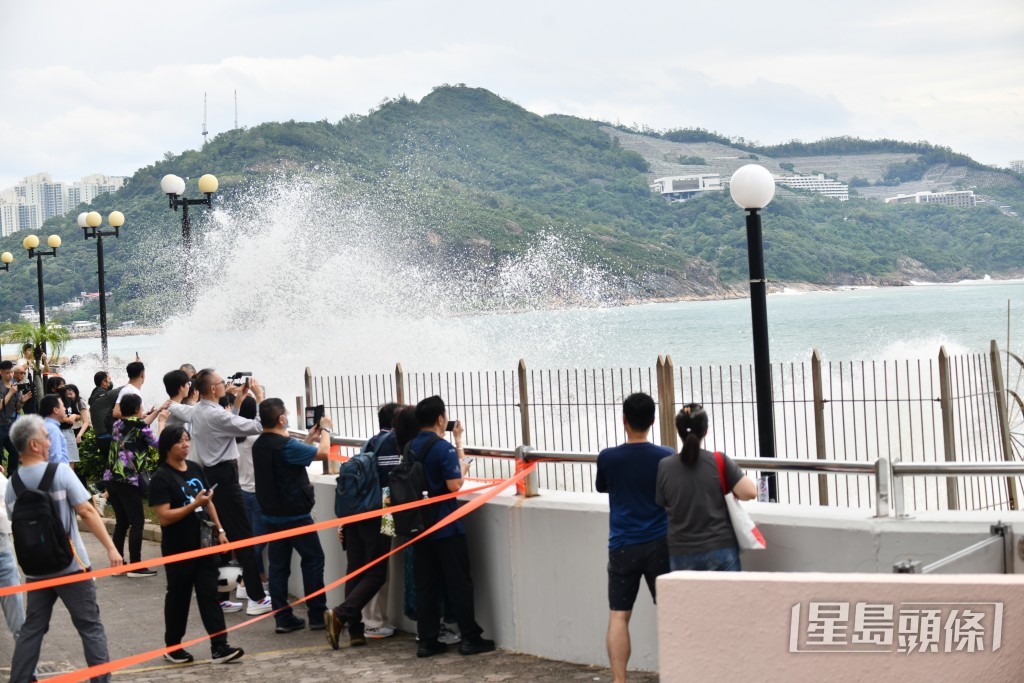 杏花邨浪勢強勁，部分市民紛紛到岸邊觀浪。盧江球攝