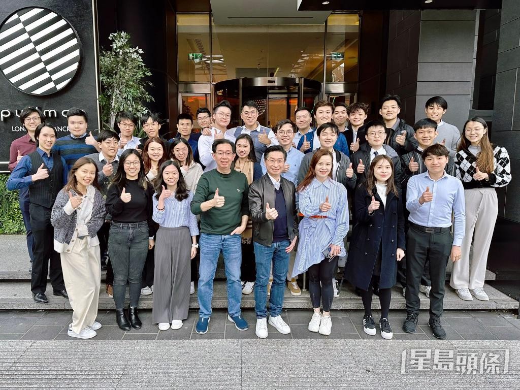 趙偉仁早前到英國探望中大醫學院畢業生。 中大醫學院提供 趙偉仁早前到英國探望中大醫學院畢業生。 中大醫學院提供