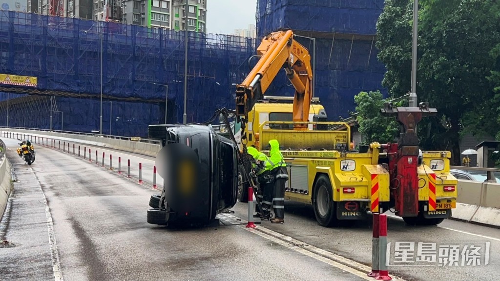 私家車被吊離現場。蔡楚輝攝