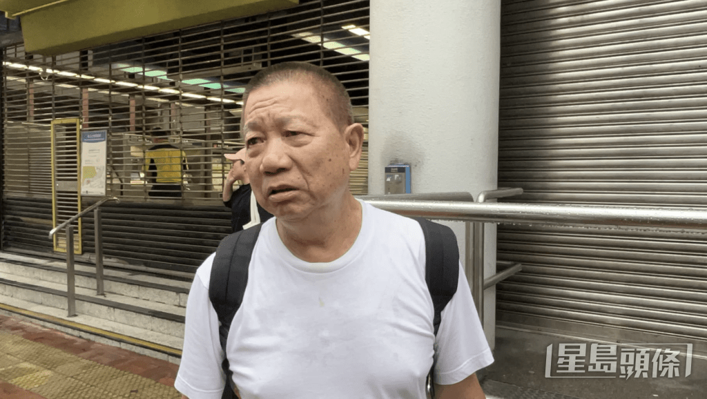 洪先生趕搭港鐵前往筲簧灣上班,來到鰂魚涌站A出入口才知不得進內。蔡楚輝攝 洪先生趕搭港鐵前往筲簧灣上班,來到鰂魚涌站A出入口才知不得進內。蔡楚輝攝
