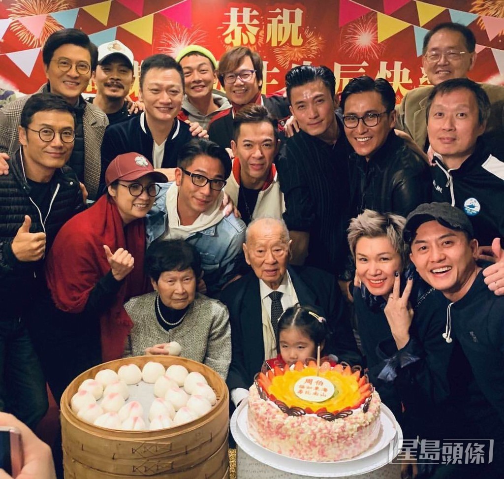 馬德鐘、苗僑偉、戚美珍等為晨㬢副會長周文曦爸爸周謙益97歲慶生。 馬德鐘、苗僑偉、戚美珍等為晨㬢副會長周文曦爸爸周謙益97歲慶生。