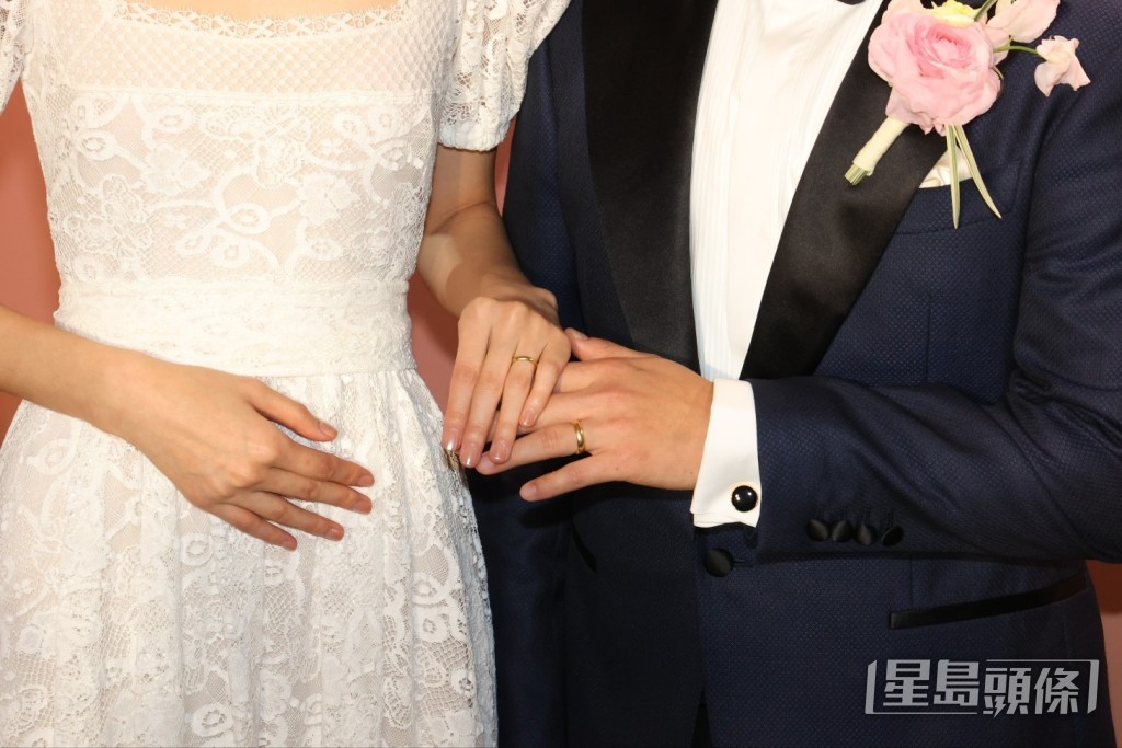 一對新人亦大晒婚戒，不過只是簡單設計的金戒指，顯得好傳統。