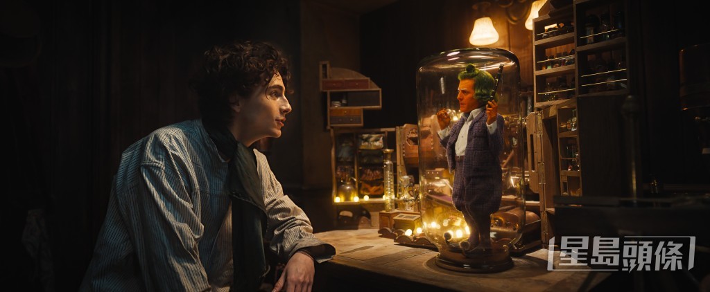 Wonka同小矮人由仇家變朋友，後者真係好得意。