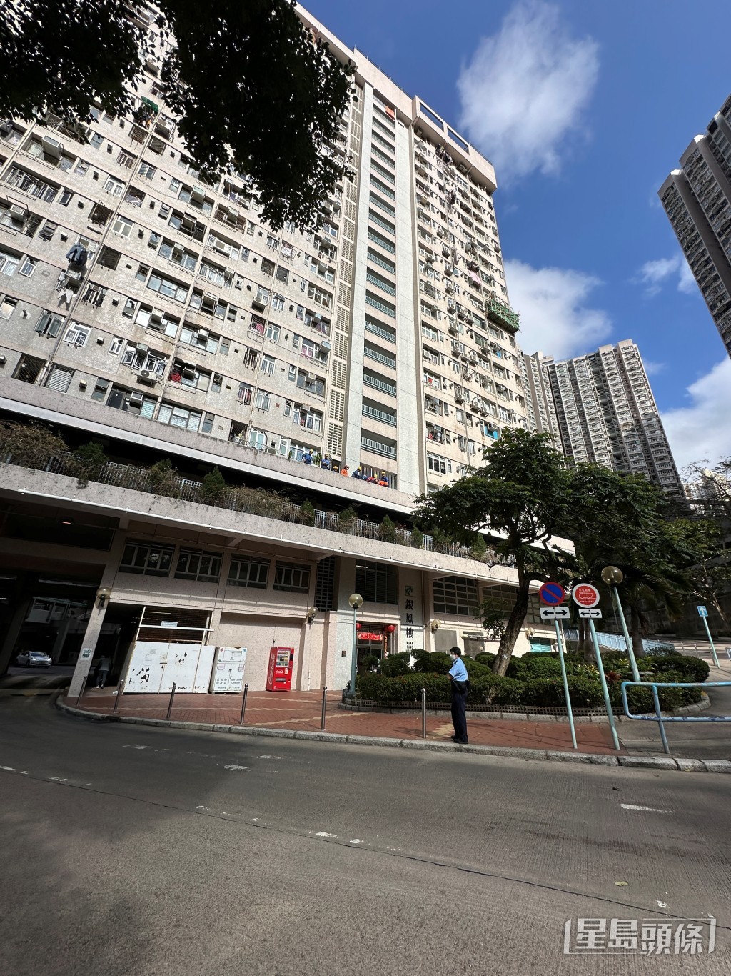 男子由高處墮下，倒卧一樓平台當場身亡。劉漢權攝