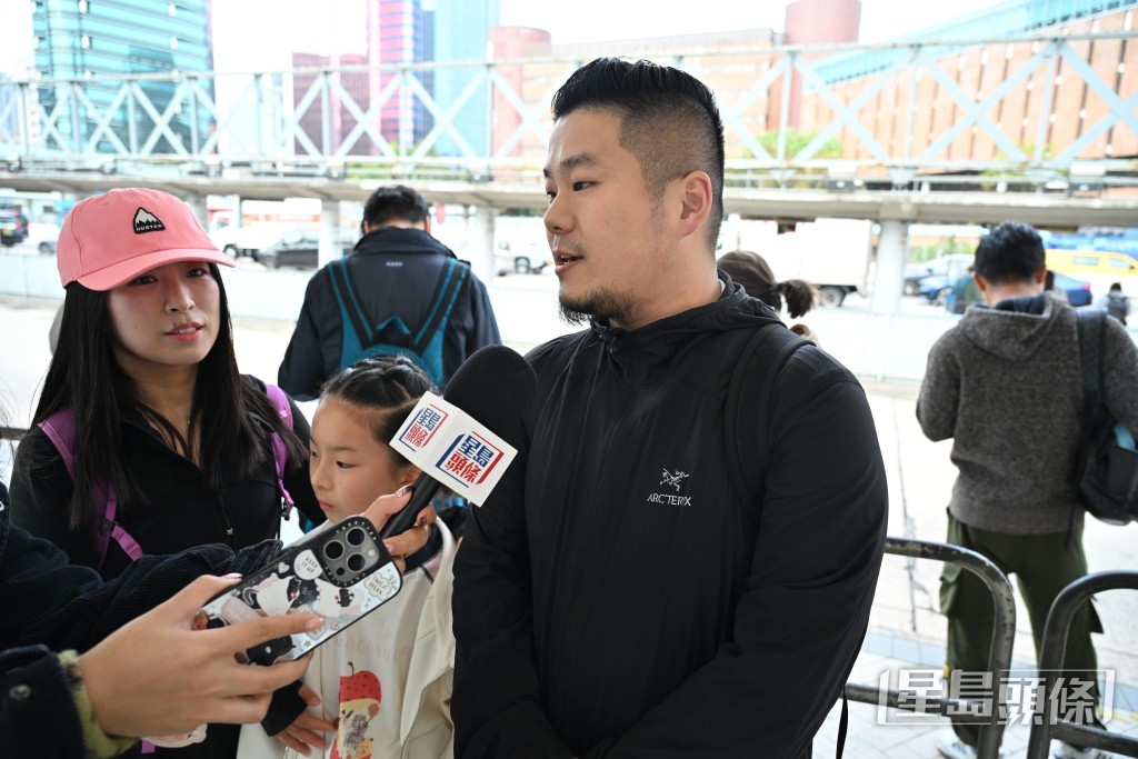 來自上海的一家三口遊客李先生稱讚法例「很好」，來港乘坐巴士時戴上安全帶亦可放心。