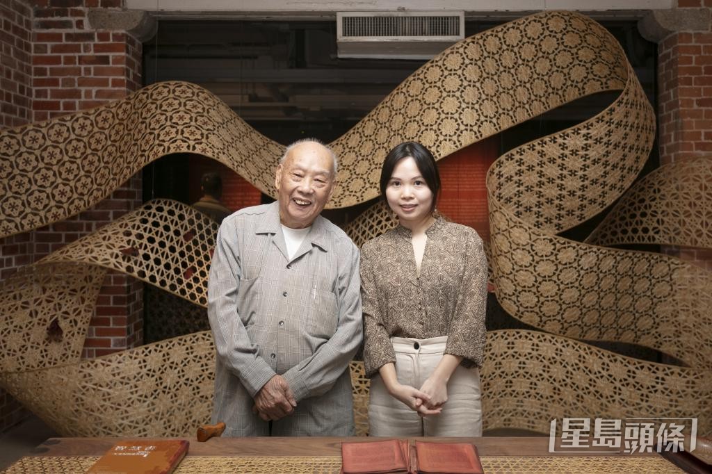 林嘉裕(右)師從與明生鋼竹蒸籠廠創辦人呂明(左)。 受訪者提供 林嘉裕(右)師從與明生鋼竹蒸籠廠創辦人呂明(左)。 受訪者提供