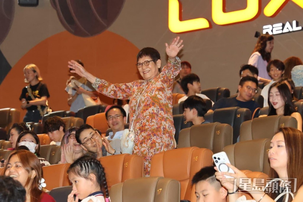 周媽媽精神奕奕,更大方親切地向在場傳媒揮手,成為全場焦點。 周媽媽精神奕奕,更大方親切地向在場傳媒揮手,成為全場焦點。