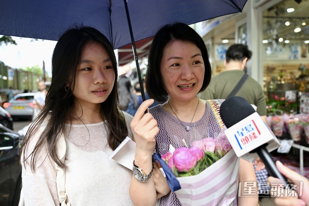 與女兒同行的鍾女士花了數百元購入牡丹和鬱金香束,形容「價格不算貴,花店也沒有加價」。 與女兒同行的鍾女士花了數百元購入牡丹和鬱金香束,形容「價格不算貴,花店也沒有加價」。