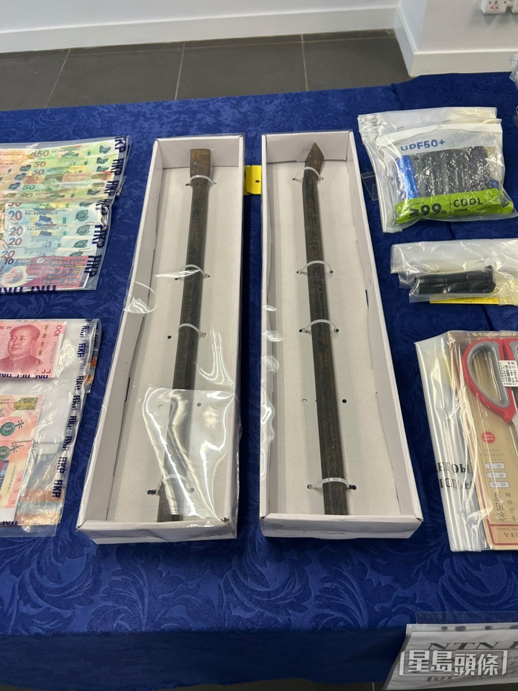 警方在疑犯身上檢獲作案工具,包括鐵筆。 警方在疑犯身上檢獲作案工具,包括鐵筆。