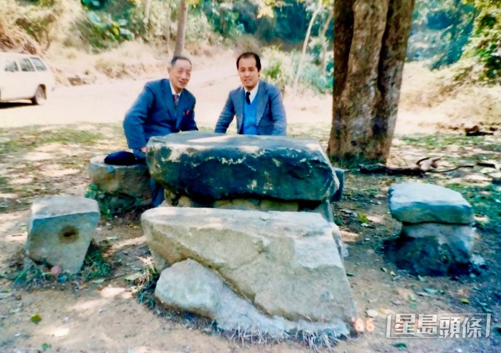 1986年，王福義陪同已故園林大師陳從周到訪城門郊野公園。