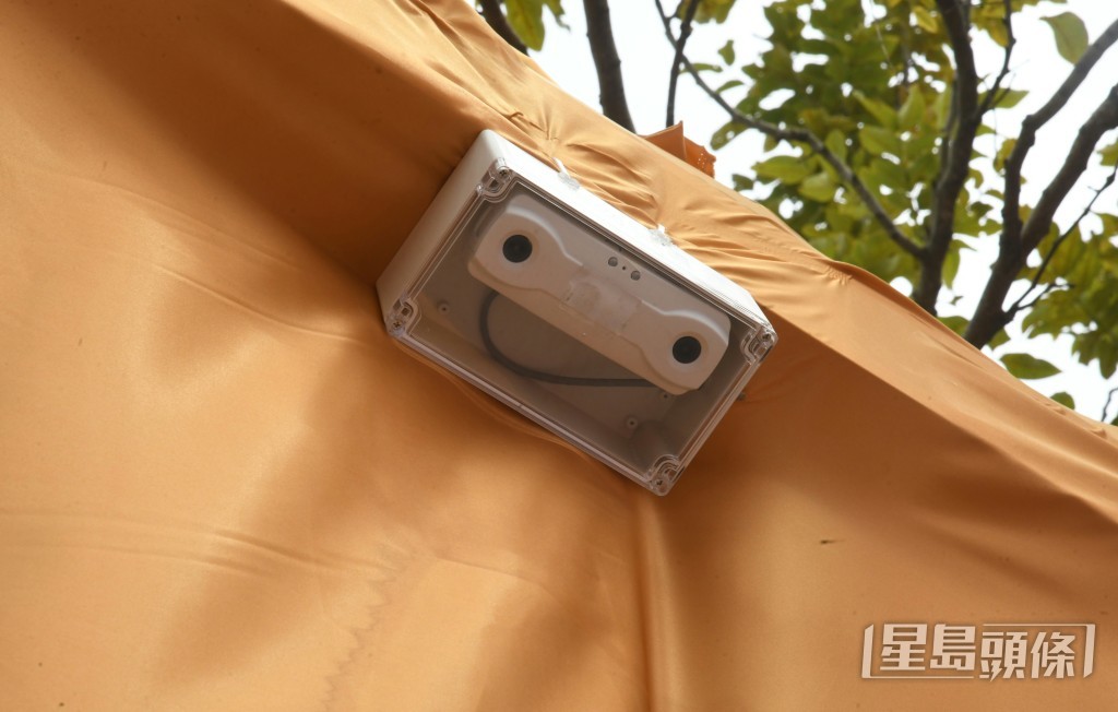 年宵市場出入口設感應器計算場內人數。何健勇攝