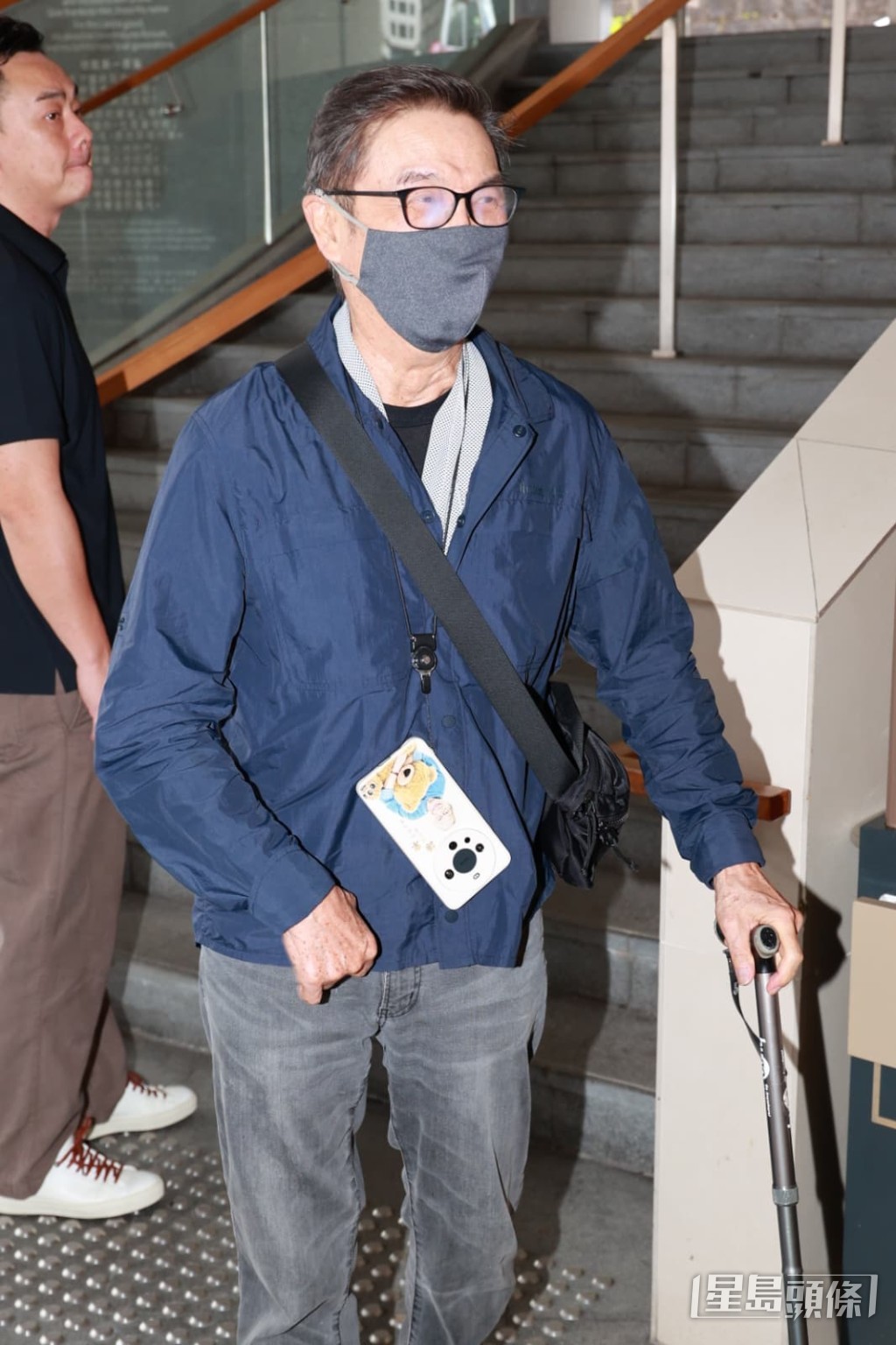 劉松仁撐着拐杖到場。 劉松仁撐着拐杖到場。