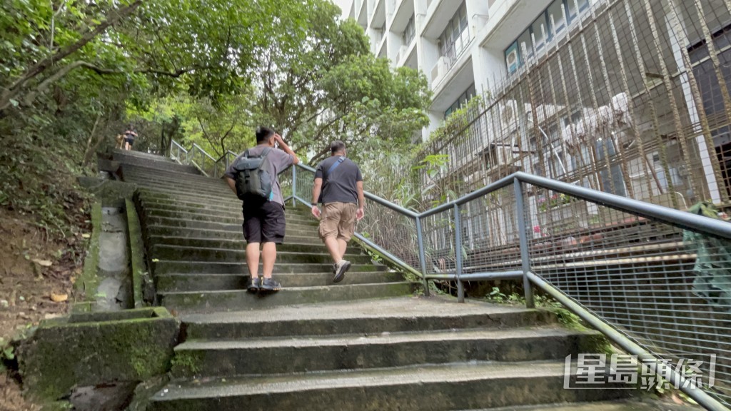 警員到後山坡搜索。楊偉亨攝 警員到後山坡搜索。楊偉亨攝