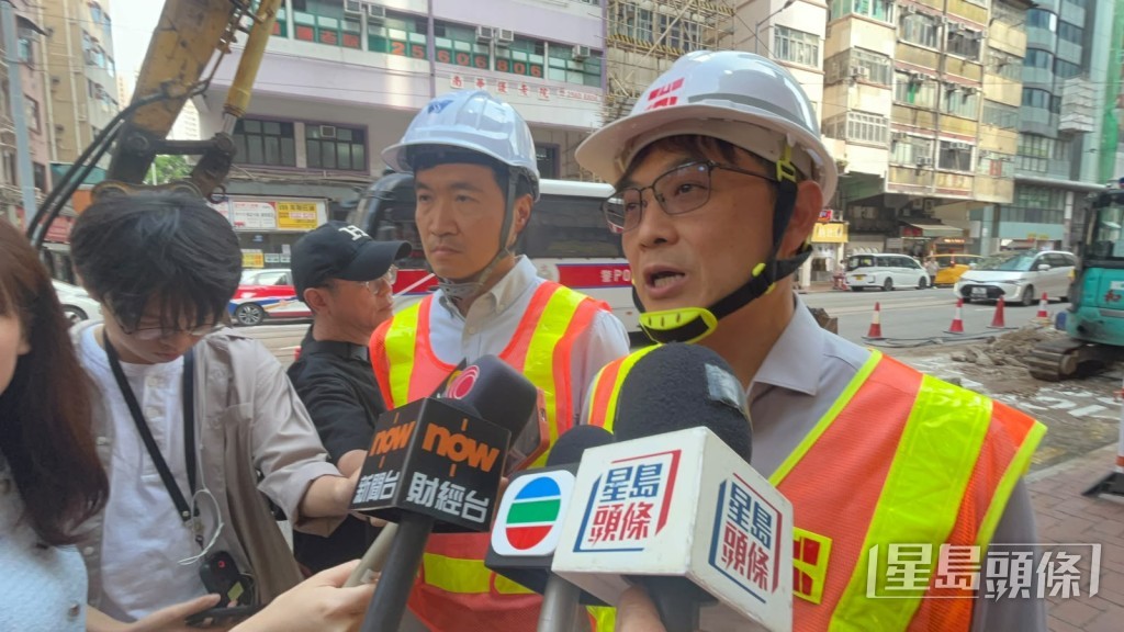 路政署及水务署两部门讲述爆水管善后工作。杨伟亨摄