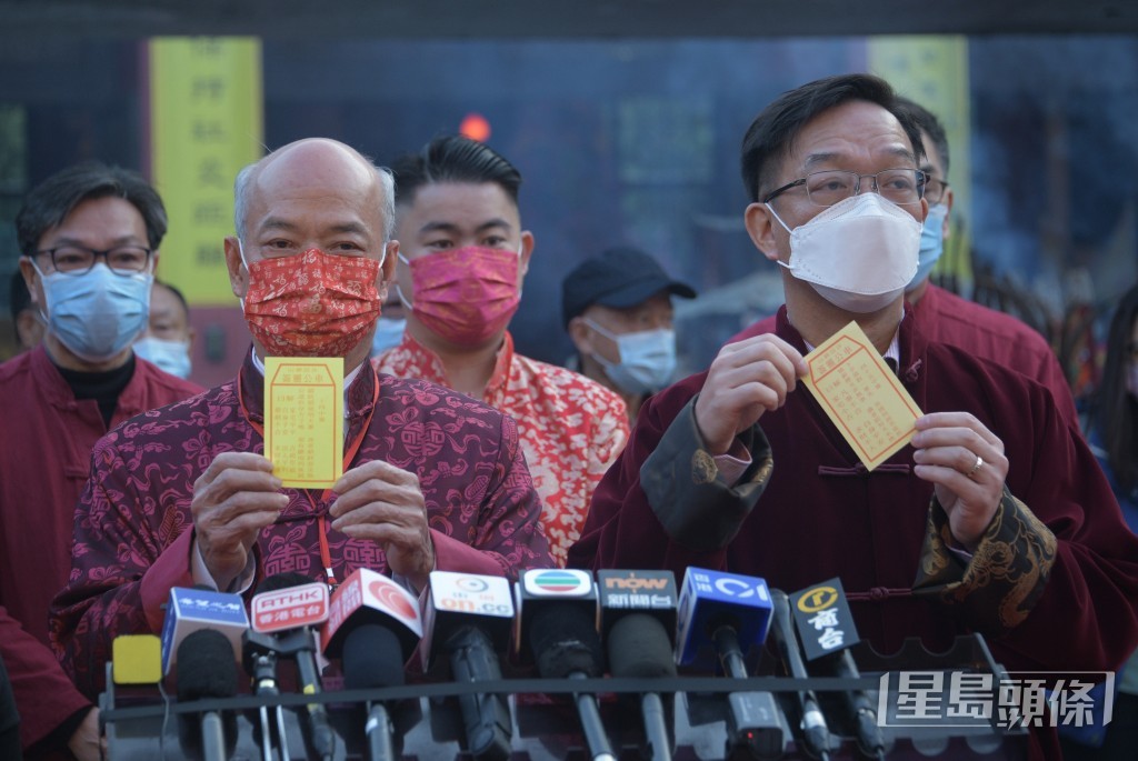 劉業強(右)2021年為港求籤。資料圖片 劉業強(右)2021年為港求籤。資料圖片