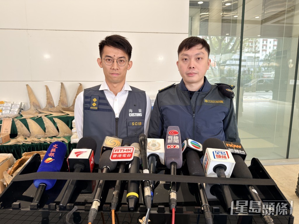 海關有組織罪案調查科特別調查第二組調查主任郭俊廷(圖左)及港口及海域科海域行動組署理高級督察陳景鋒講述行動。梁國峰攝