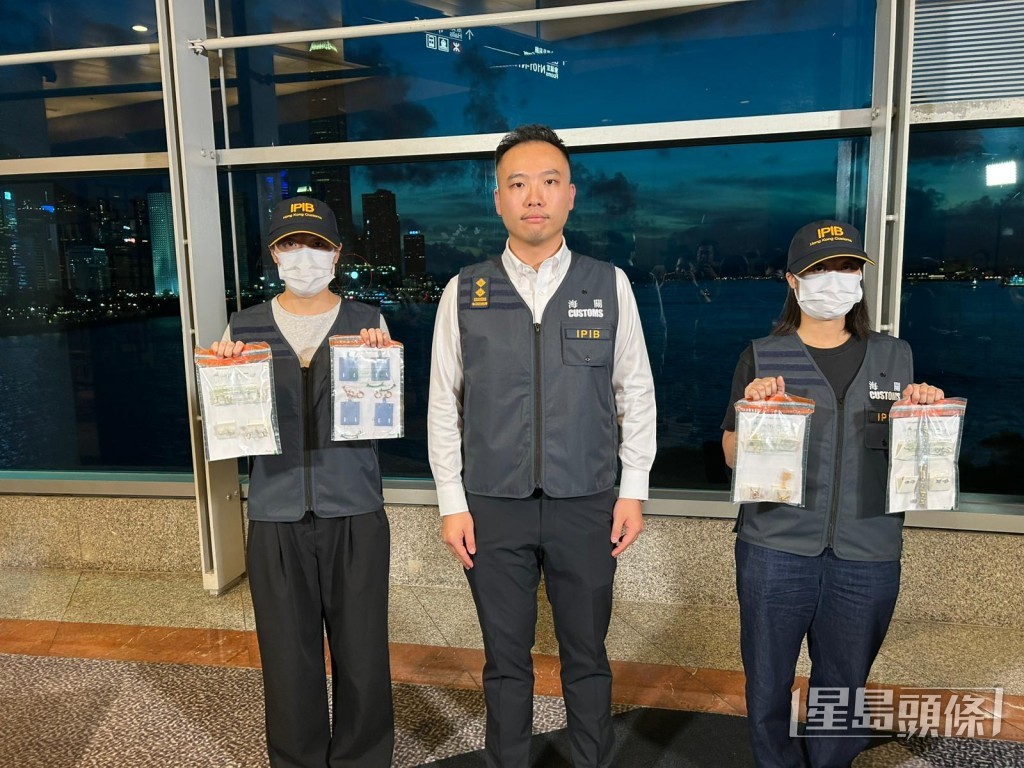 海關展示所得證物。 海關展示所得證物。