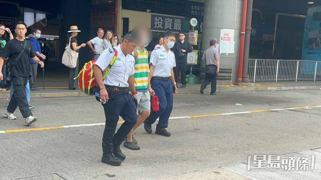 事主(間條衫)被送院檢查。楊偉亨攝 事主(間條衫)被送院檢查。楊偉亨攝