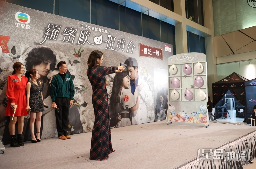 陳茵媺玩遊戲展示槍法。 陳茵媺玩遊戲展示槍法。