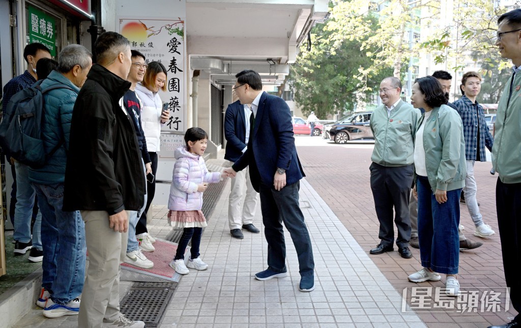 李家超(中)落区何文田爱民邨。苏正谦摄 李家超(中)落区何文田爱民邨。苏正谦摄