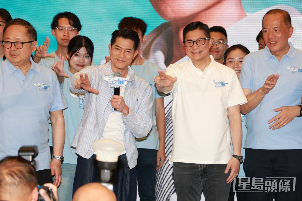一齊示範禁毒舞步。