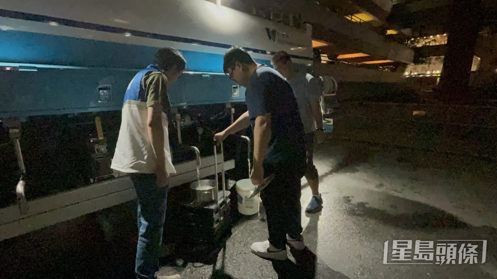 居民落樓取水。 居民落樓取水。