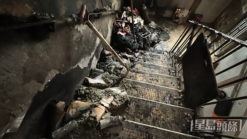 梯間遺下大堆被燒毀的雜物。劉漢權攝 梯間遺下大堆被燒毀的雜物。劉漢權攝