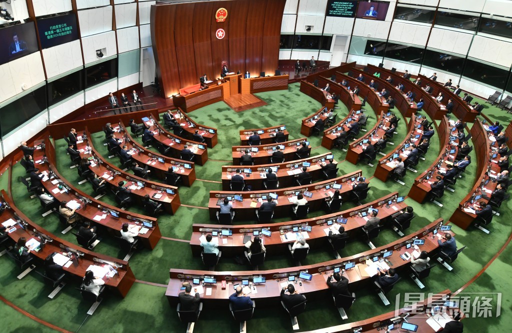 李家超宣讀首份香港五年計劃和施政報告。