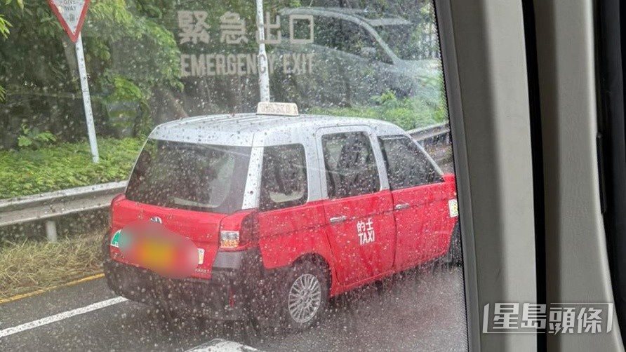 的士与电单车相撞。 的士与电单车相撞。