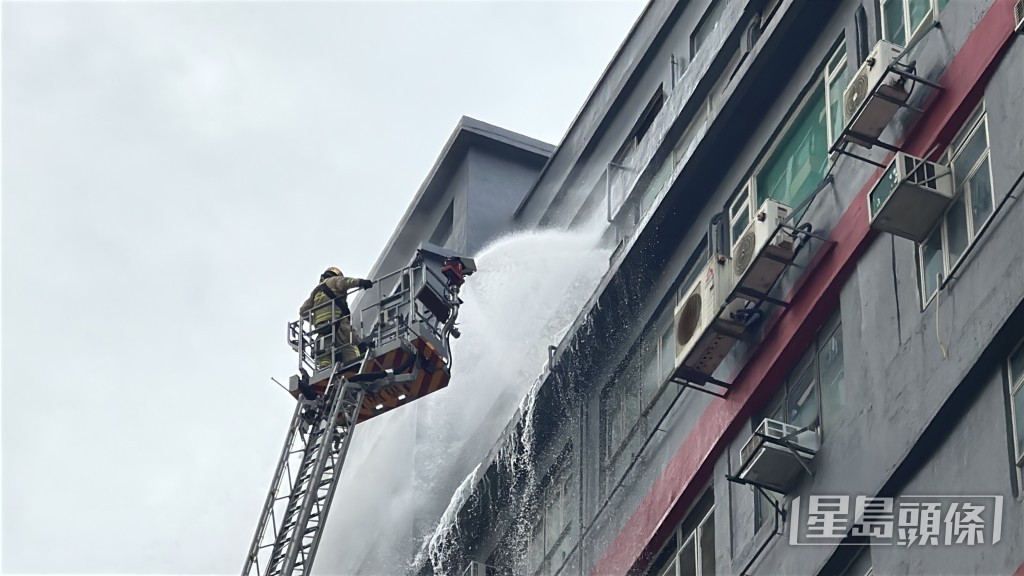 消防射水救熄火警。劉漢權攝