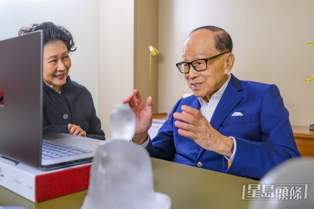 李嘉誠近日與科學家徐蓁視像對話,紅顏知己周凱旋亦在旁。 李嘉誠近日與科學家徐蓁視像對話,紅顏知己周凱旋亦在旁。