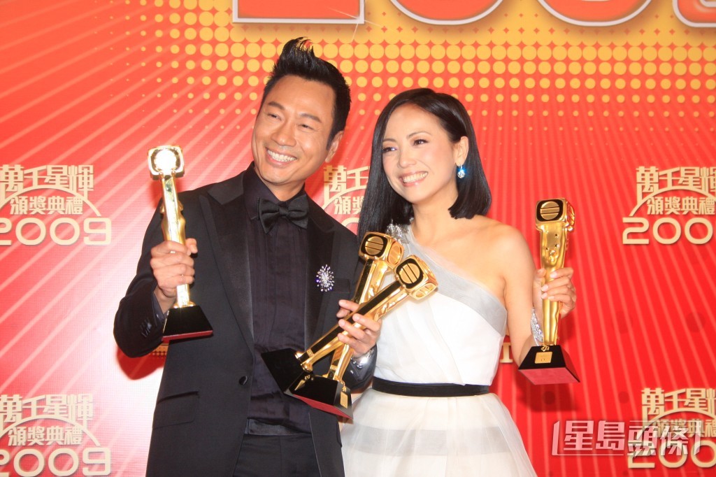 2009年《巾幗梟雄》令黎耀祥和鄧萃雯登上事業高峰，齊封視帝視后。