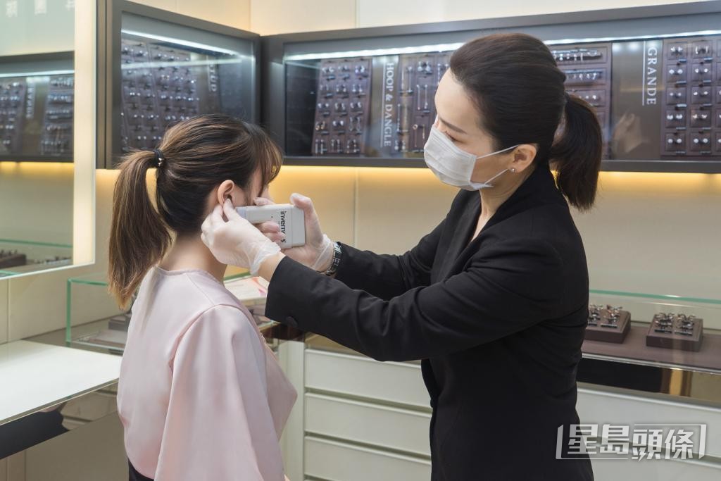 MaBelle專業穿耳體驗通過ISO 9001:2015國際質量認可標準,至今服務超過25萬人次。 MaBelle專業穿耳體驗通過ISO 9001:2015國際質量認可標準,至今服務超過25萬人次。
