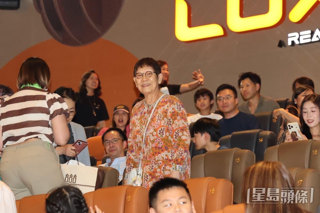 全晚最驚喜的「彩蛋」,莫過於周星馳的媽媽凌寶兒到場支持兒子。 全晚最驚喜的「彩蛋」,莫過於周星馳的媽媽凌寶兒到場支持兒子。