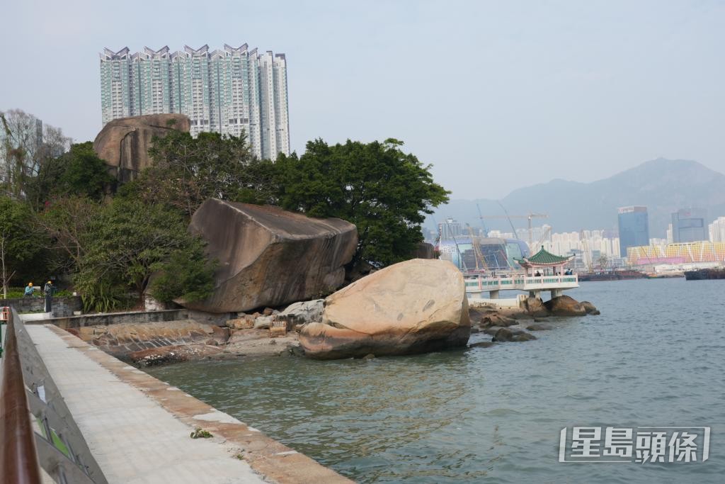 海心公园的「鱼尾石」保留独有天然岩岸地貌。