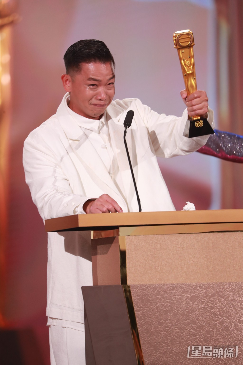 林子善年初在《萬千星輝頒獎典禮》獲得「最佳男配角」，在台上爆喊多謝家人。