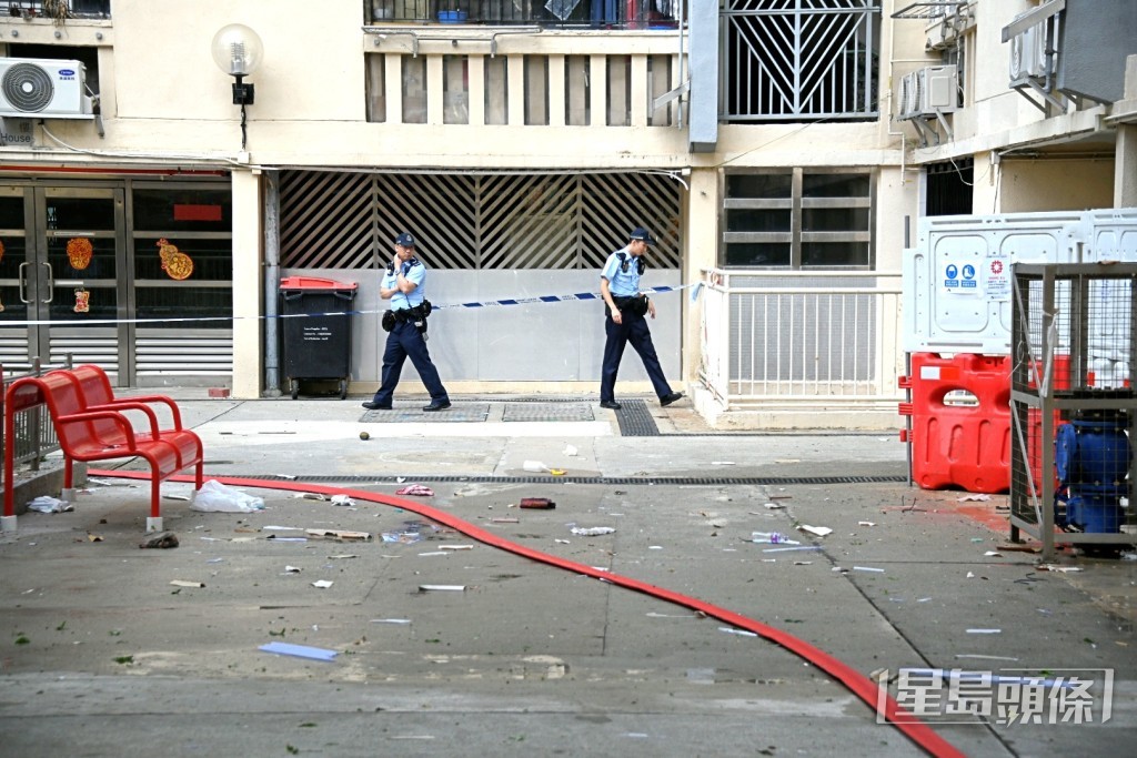 單位雜物隨爆炸氣體散落平台。楊偉亨攝