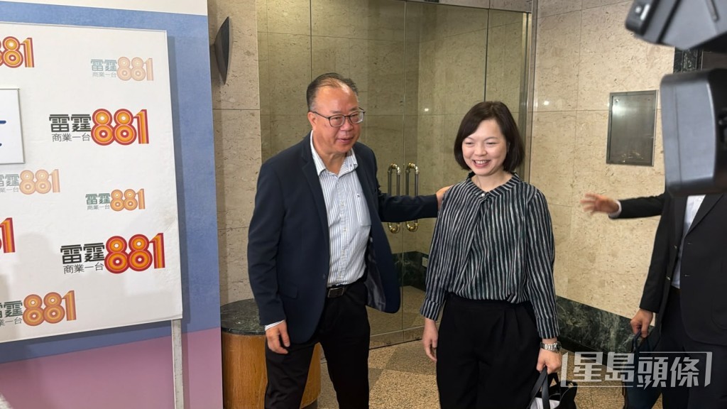 懲教署二級校長蕭佩芬(圖右)及懲教署懲教事務監督林賜良出席電台節目。梁國峰攝 懲教署二級校長蕭佩芬(圖右)及懲教署懲教事務監督林賜良出席電台節目。梁國峰攝