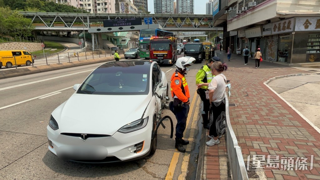 Tesla女司機在場協查。