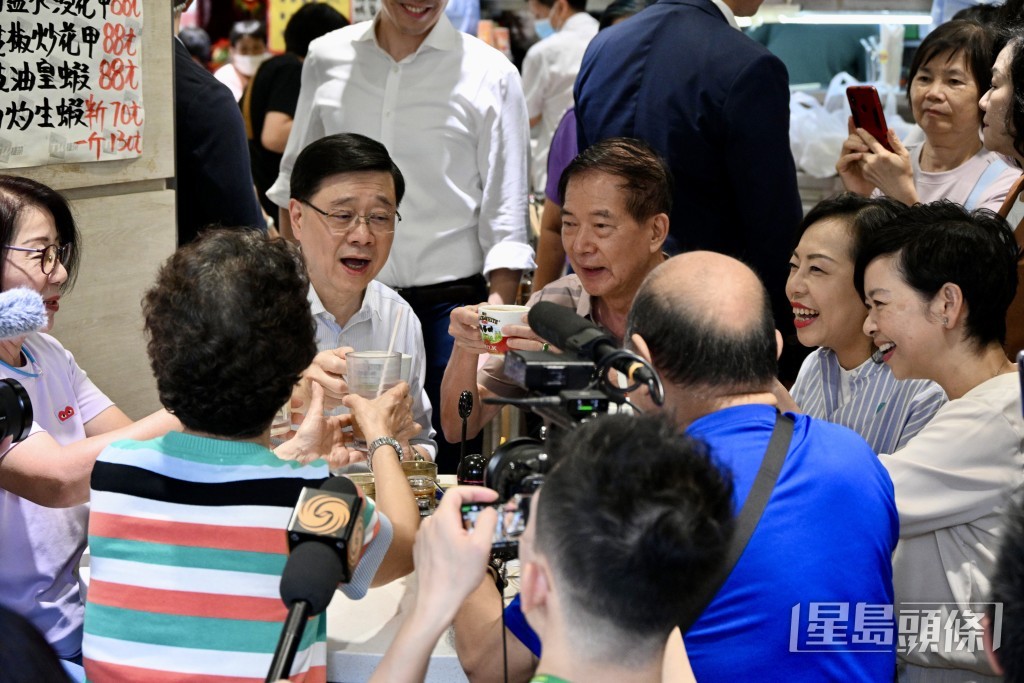 李家超到访沙角邨茶餐厅与市民交流。苏正谦摄