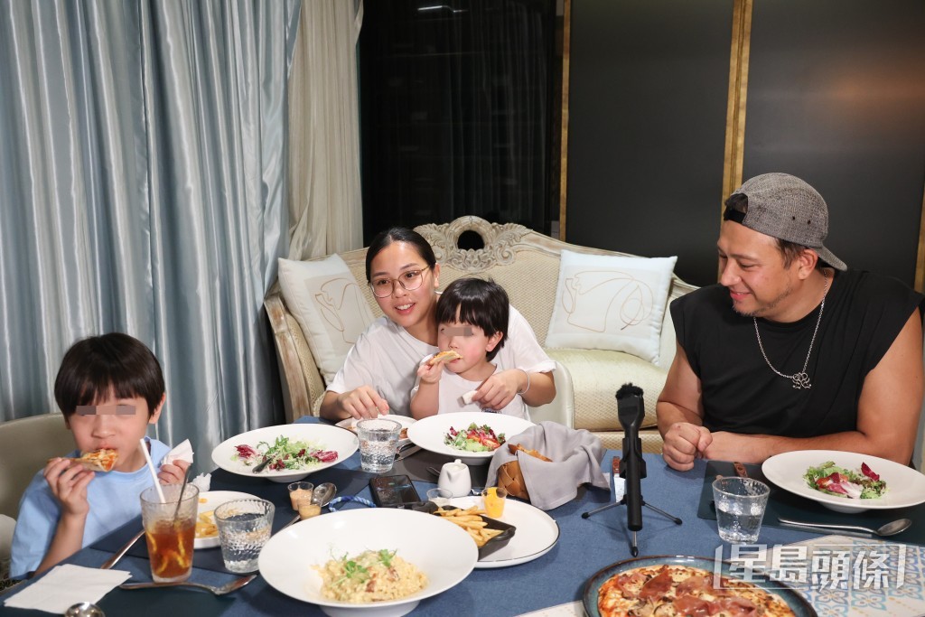 大仔天寶與三仔天朗開心吃pizza和薯條。