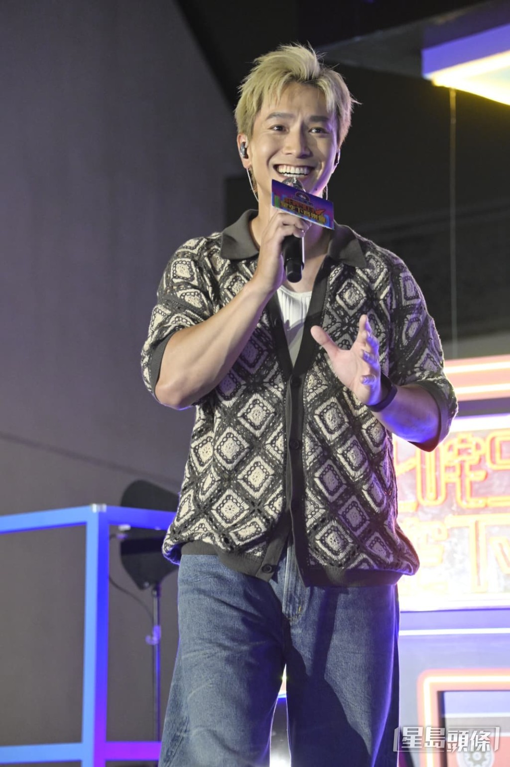 忘記了半句歌詞的他笑住解釋話,因不想被人覺得「咪嘴」。 忘記了半句歌詞的他笑住解釋話,因不想被人覺得「咪嘴」。
