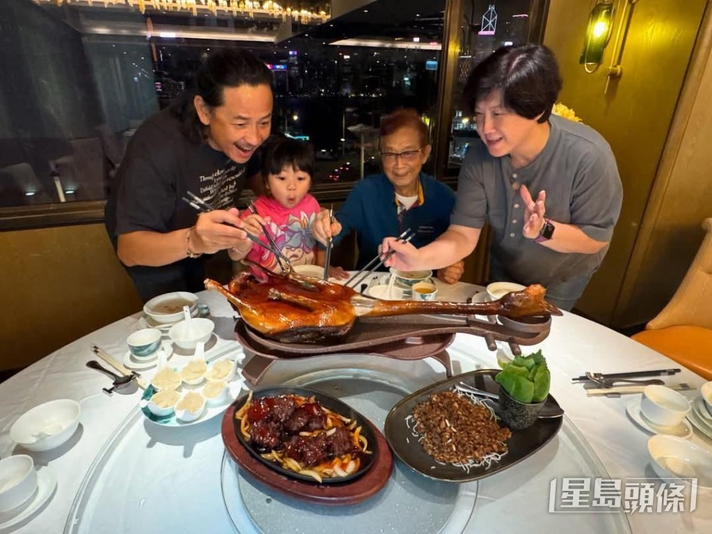 黃澤鋒、陳麗麗唔容許小黃妃揀飲擇食。 黃澤鋒、陳麗麗唔容許小黃妃揀飲擇食。
