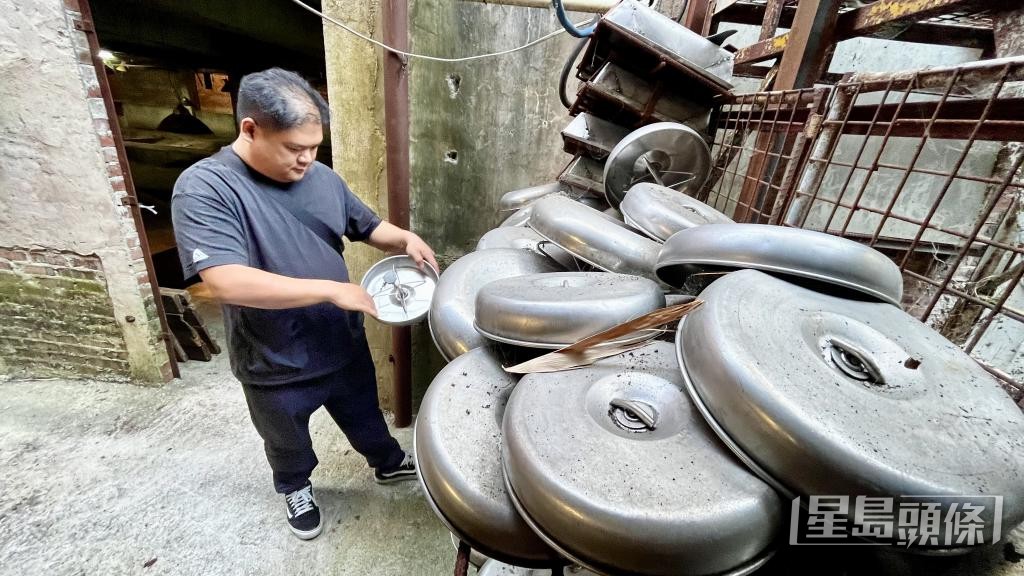 去年初起,用於餵飼豬隻的鐵兜一直閒置。 去年初起,用於餵飼豬隻的鐵兜一直閒置。