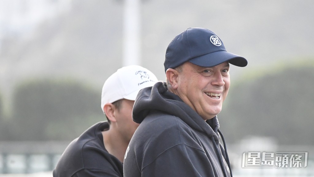 今朝方嘉柏同儿子在栏边食胡位昅实「富心星」走势。