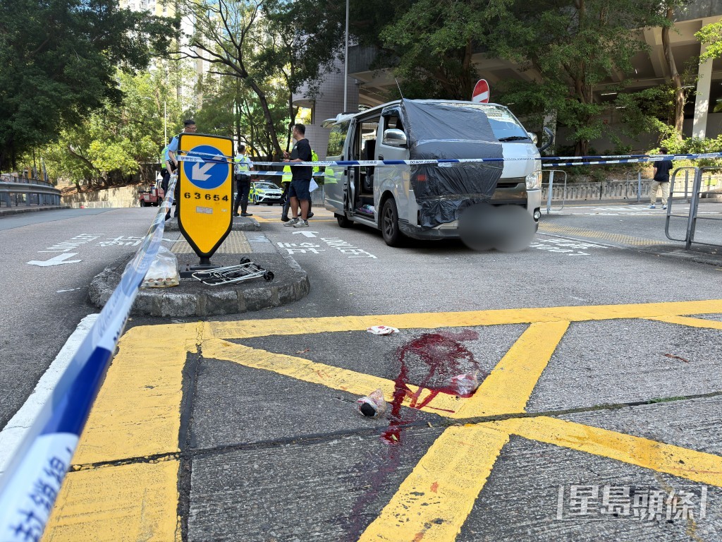 路面遺下一灘血迹。 路面遺下一灘血迹。