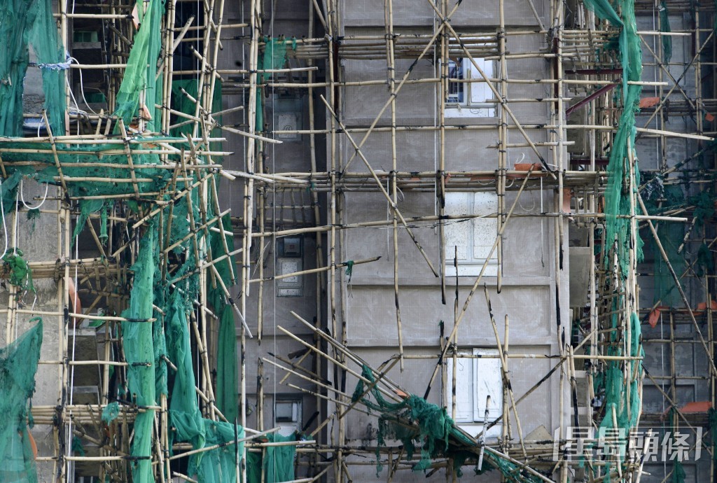 窗戶被發泡膠封閉。 陳浩元攝