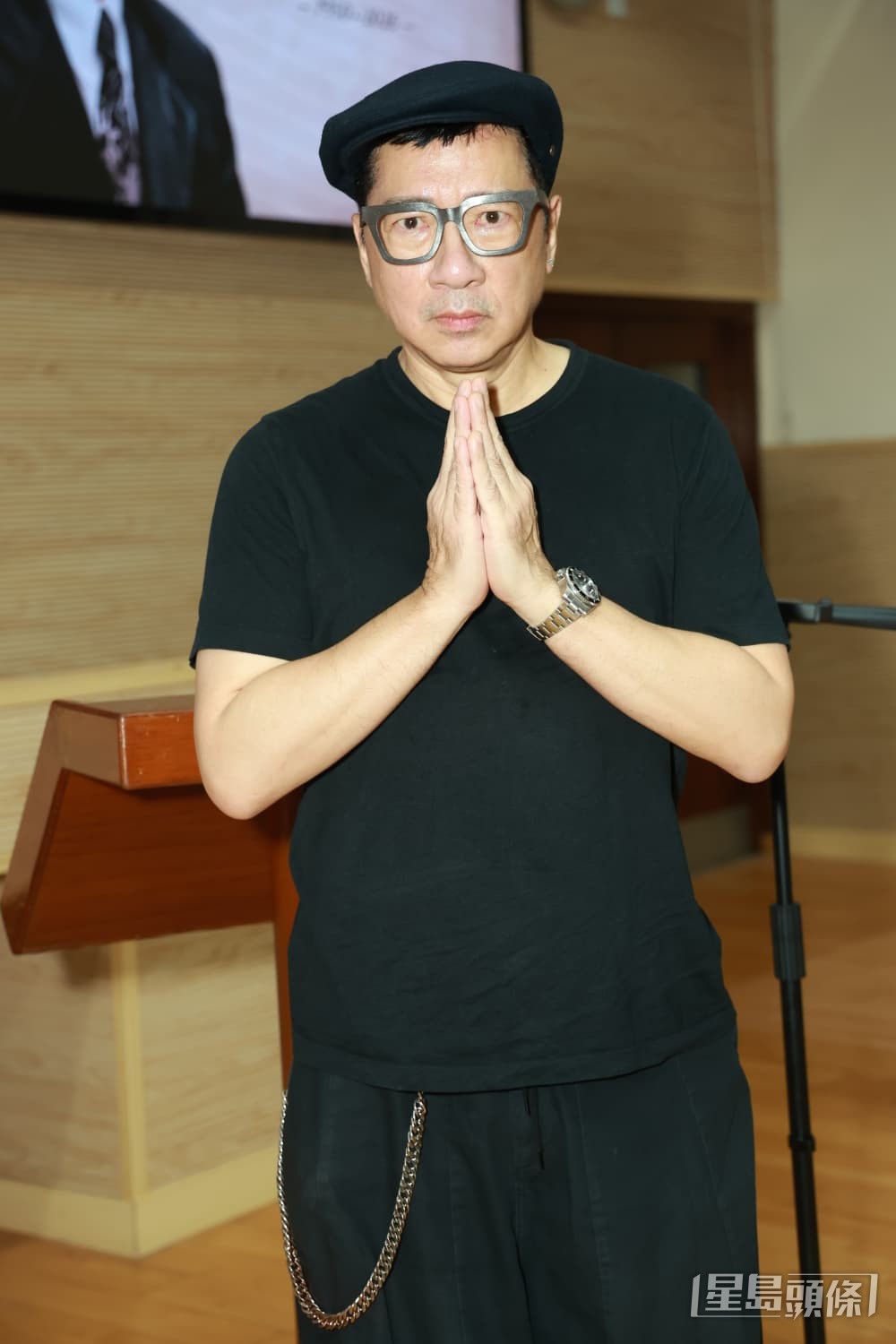 單立文懷緬黎彼得。 單立文懷緬黎彼得。