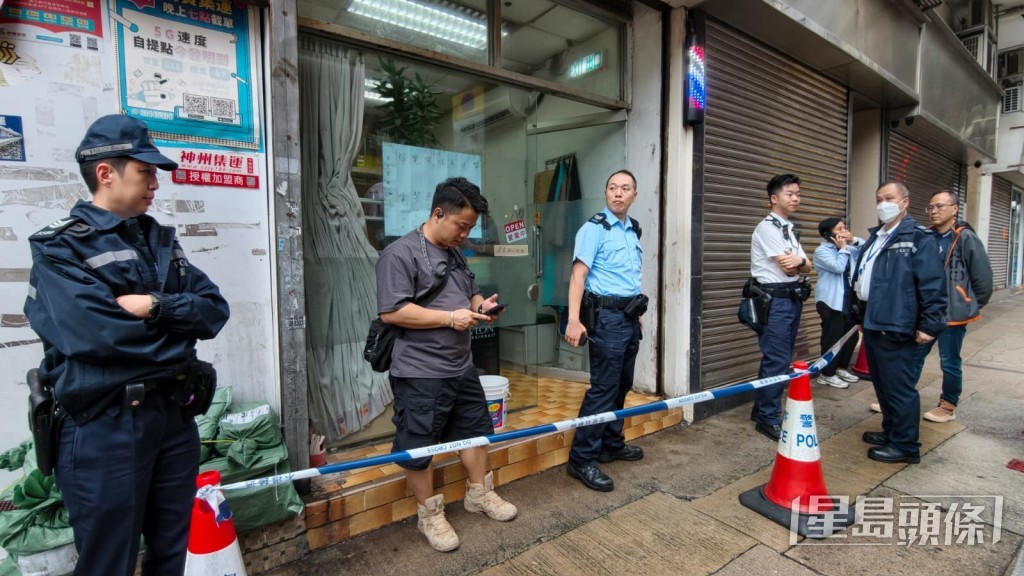 警員拉起封鎖範圍蒐證。 警員拉起封鎖範圍蒐證。